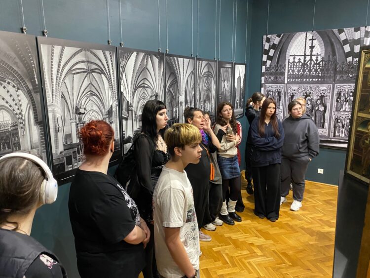 młodzież na wystawie prac malarki
