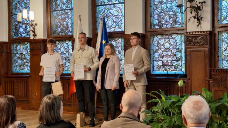 uczniowie na scenia z nagrodami