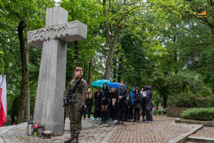 krzyż katyński, cmentarz uroczystości