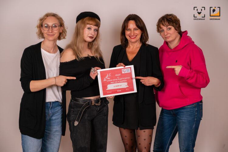 nauczyciele z voucherem