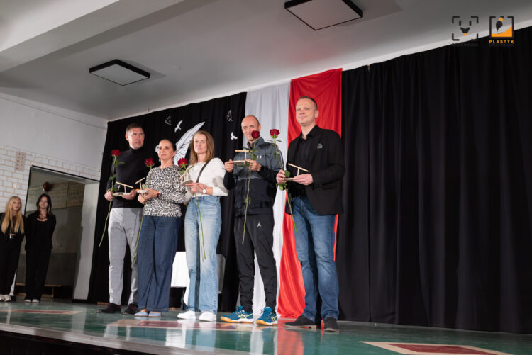 nauczyciele z nagrodami drzazgi