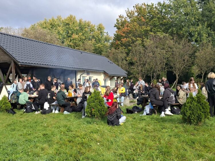 młodzież na wyjściu integracyjnym