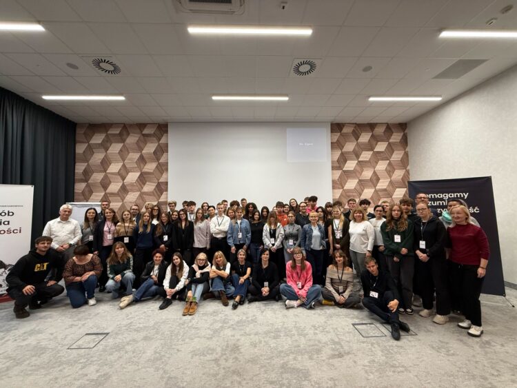 grupa ludzi podczas spotkania projektowego