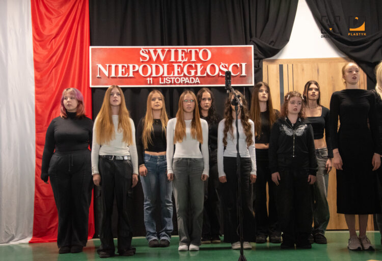 młodzież śpiewająca hymn