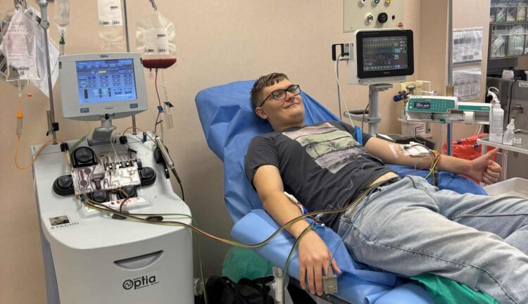 chłopak leży na łóżku szpitalnym i oddaje szpik