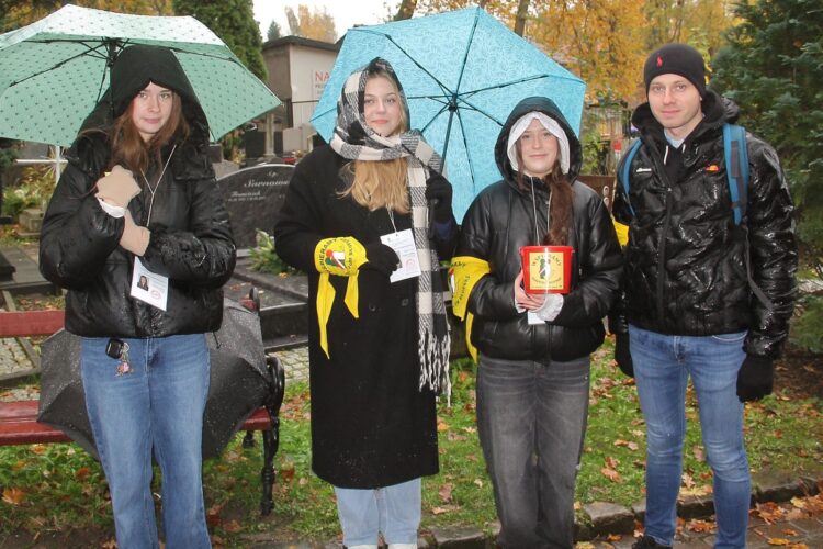 młodzież na cmentarzu podczas kwesty