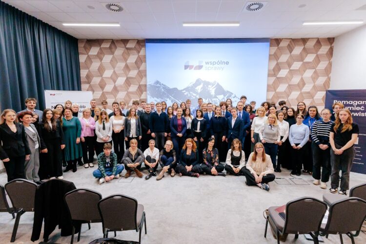 ludzie zgromadzeni na podsumowaniu projektu