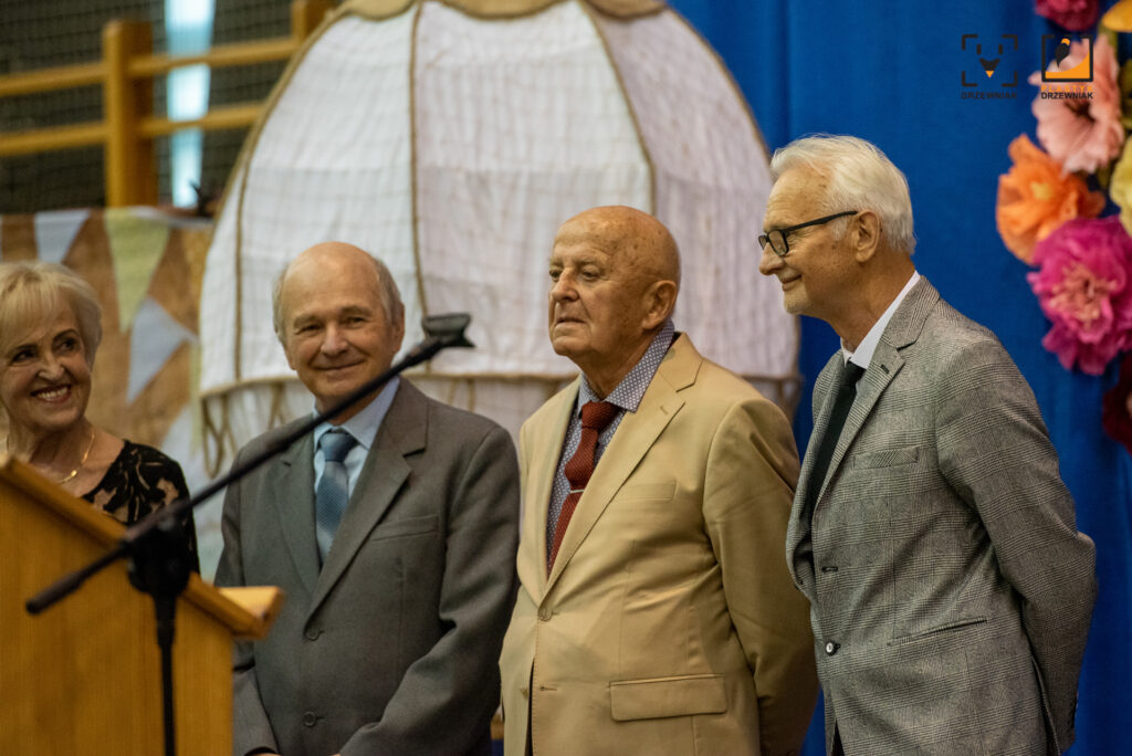 nagrodzeni podczas obchodów 80-lecia słupskiej oświaty