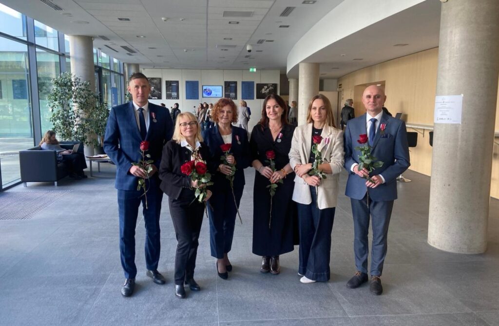 nauczyciele z medalami