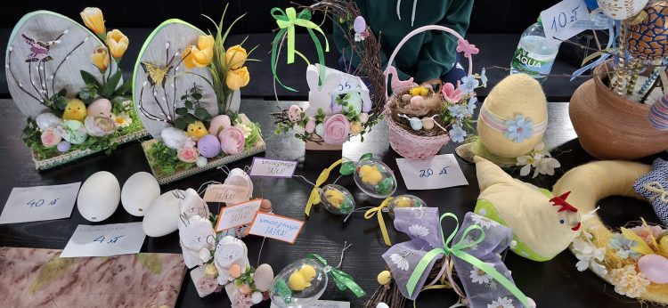 stroiki świąteczne z cenami ustawione na stole