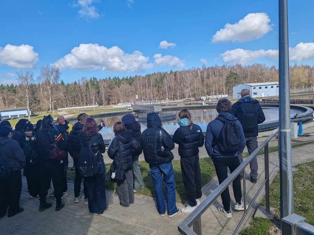 młodzież zwiedzająca pojemnik w wodociągach
