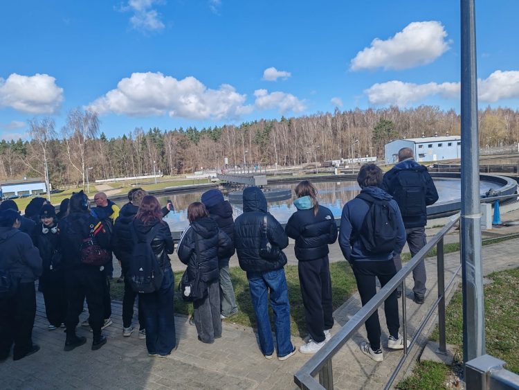 młodzież zwiedzająca pojemnik w wodociągach