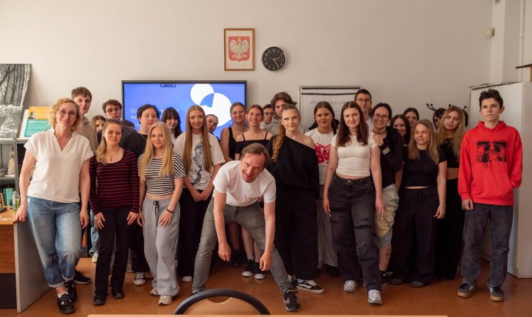 grupa młodzieży w sali pozuje do zdjęcia